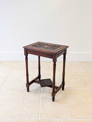 Antique Edwardian mahogany occasional table with a carved rectangular top and a reeded frieze raised on turned legs united by a monogrammed undertier.