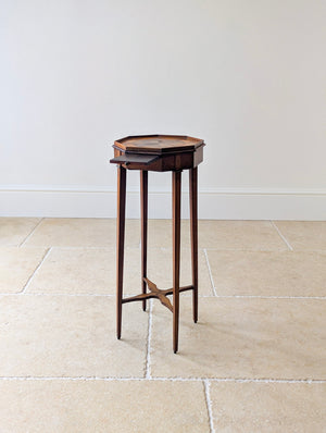 Antique Georgian mahogany Sheraton octagonal urn stand featuring a marquetry top, raised on square tapered legs united by a lower cross-stretcher.