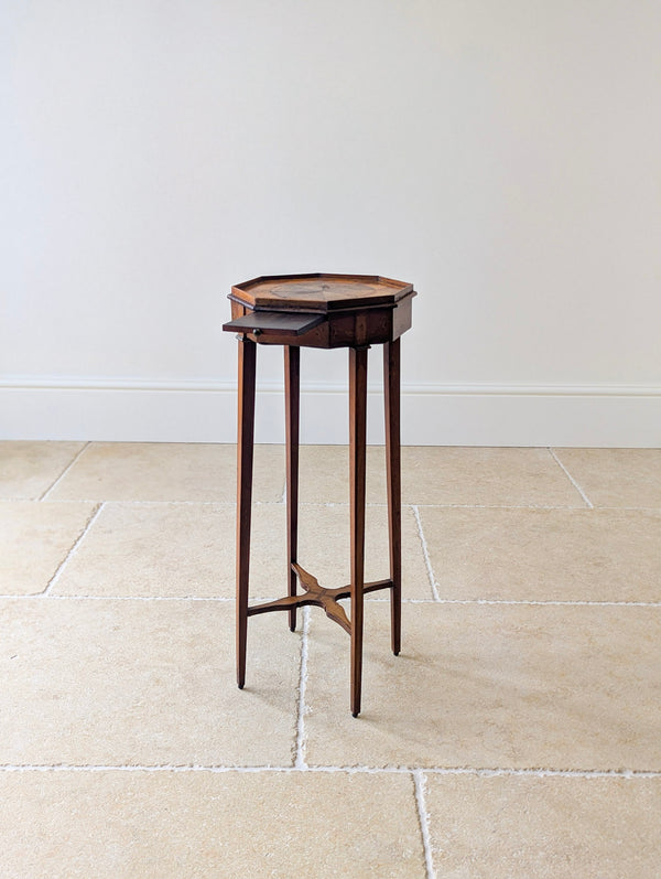Antique Georgian mahogany Sheraton octagonal urn stand featuring a marquetry top, raised on square tapered legs united by a lower cross-stretcher.