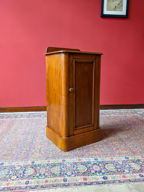 Antique Victorian Mahogany Pot Cupboard / Bedside Cabinet