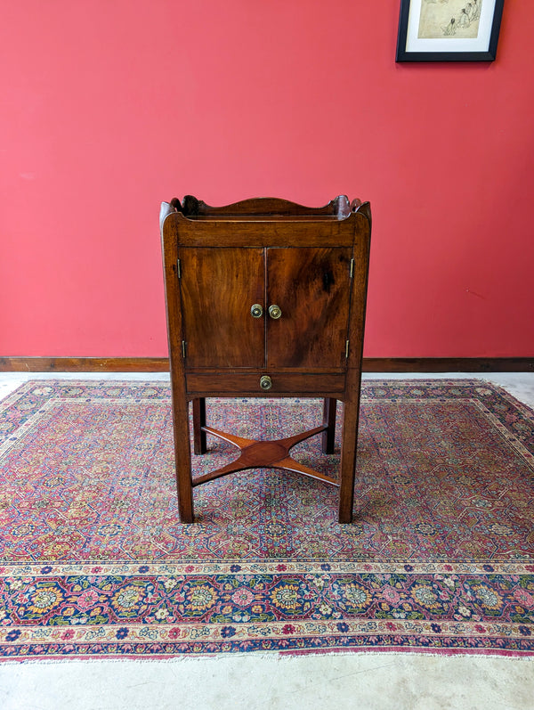 Antique Georgian Mahogany Bedside Cabinet / Table