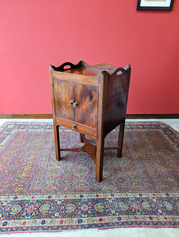 Antique Georgian Mahogany Bedside Cabinet / Table