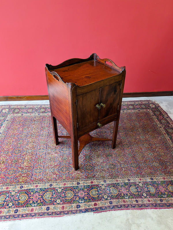 Antique Georgian Mahogany Bedside Cabinet / Table